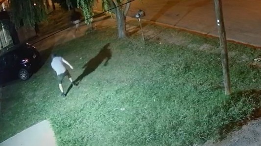 Ciudad Evita: enfrentó a piedrazos a dos motochorros que intentaron robarle el auto - #REC