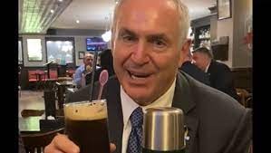 El embajador de Estados Unidos probó el fernet cordobés: esta fue su reacción