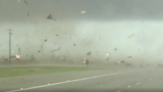 Imágenes impactantes: una camioneta se dio vuelta durante un tornado y siguió avanzando como si nada pasara