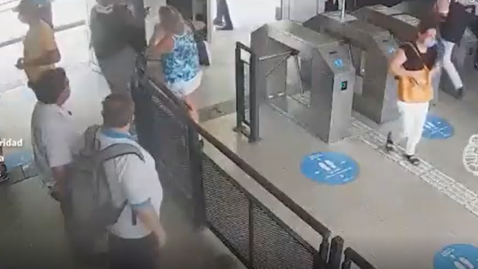 Manoseó a una mujer en el tren, las cámaras captaron en momento y quedó detenido