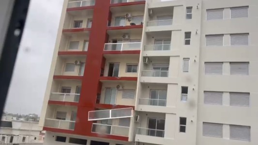 Peligro en Monte Hermoso: el viento arrancó la baranda de los balcones