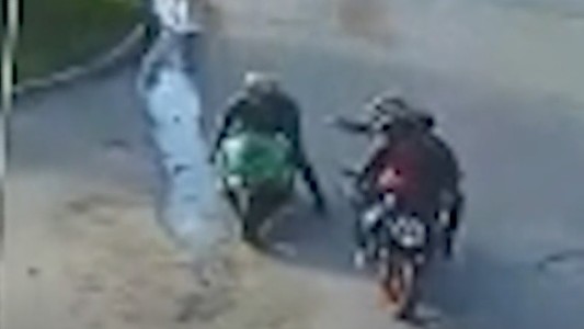 Video: motochorros le dispararon cuatro veces a un policía y está muy grave
