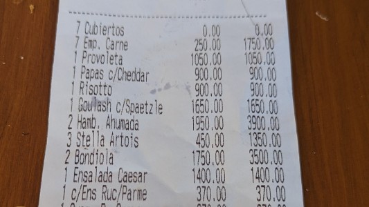 "Si pasa, pasa": fue a comer y en el ticket le "escondieron" un cobro extra