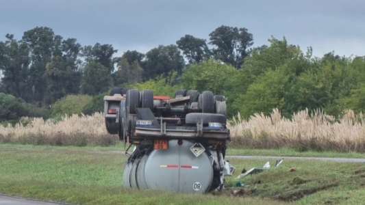 Cañuelas: un camión que traslada ácido muriático volcó y hay alerta por una nube tóxica