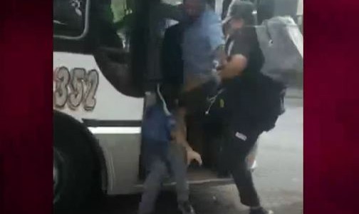 Video: A las trompadas les impidieron subir al colectivo