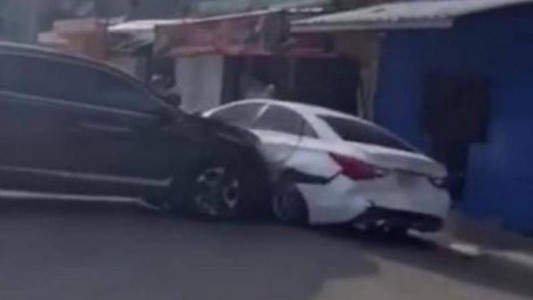 Video:  una mujer chocó su auto contra el de su marido tras descubrir que le estaba siendo infiel