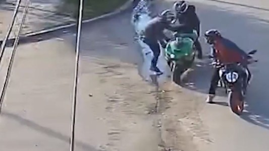 Salvaje ataque motochorro a un policía en Moreno - REC