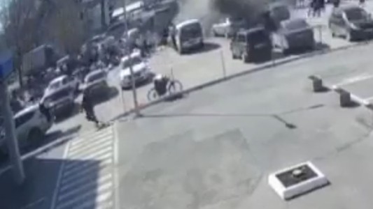 El momento en que un misil ruso de largo alcance mató a seis civiles y dejó 15 heridos en Járkov