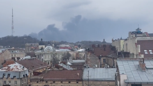 Fuertes explosiones en Lviv, cerca de la ciudad polaca que visita Joe Biden