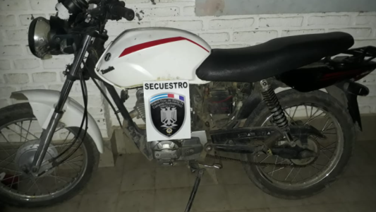 Iba en una moto robada, evadió un control y terminó preso