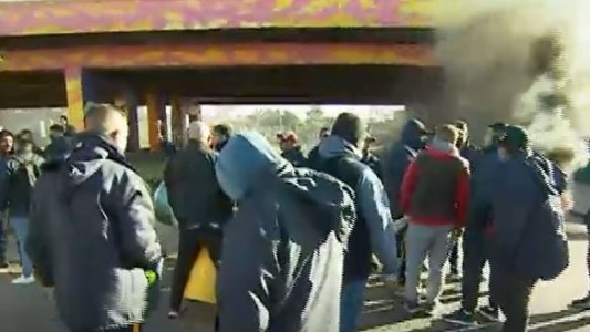 Choferes realizan cortes en Acceso Oeste y Liniers en reclamo de un salario básico de 180 mil pesos