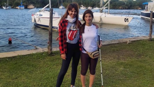 La ceguera no le impide navegar con su embarcación a vela