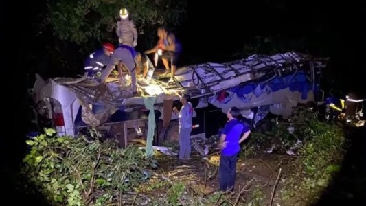 Un micro cayó por un acantilado en el sur de Brasil: hay 10 muertos y 21 heridos
