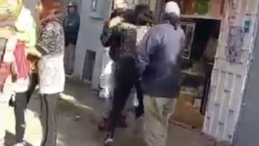 Video: una discusión en el "chat de mamis" terminó en una brutal pelea entre dos mujeres en la puerta del colegio