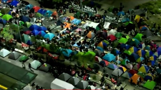 Continúa el acampe piquetero en la 9 de Julio y se suman más familias a la protesta