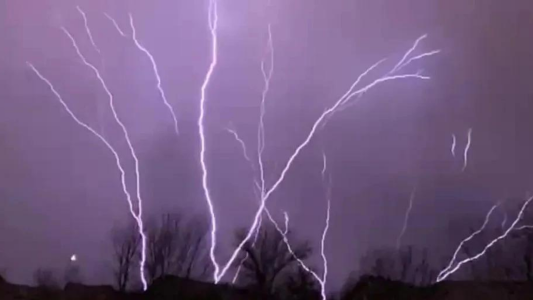 Impresionante rayo ascendente en Kansas - #FlashChat