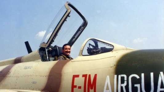 Guerra de Malvinas: el piloto argentino que sobrevivió en las heladas aguas del Atlántico sur