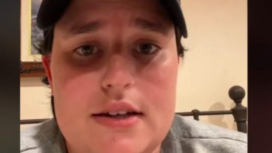 Apareció una mancha en su uña, vivió 10 años creyendo que era algo “cool” y supo la verdad: “Mi corazón se detuvo”