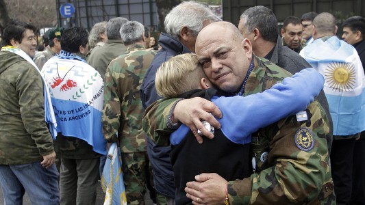 Ex combatientes de Malvinas cierran el desfile por el Bicentenario entre aplausos y emoción
