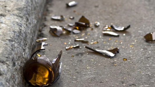 Le guiñó el ojo a una mujer: el esposo le dio un botellazo y lo dejó inconsciente