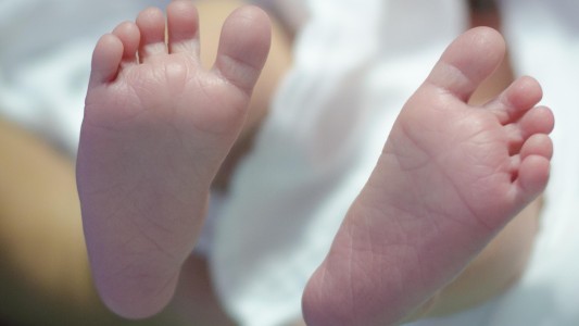 Se quedó dormida cuando amamantaba y su beba murió asfixiada