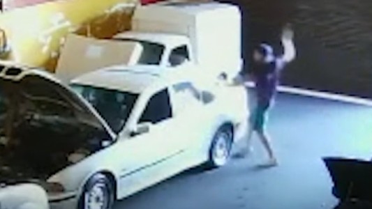 Rompió siete autos en un taller tras acusar que le robaron dinero