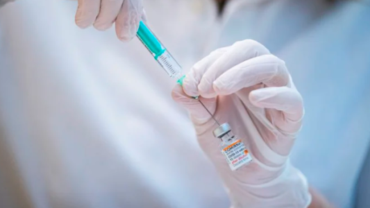 Un hombre se vacunó 87 veces contra el coronavirus para vender los certificados falsos