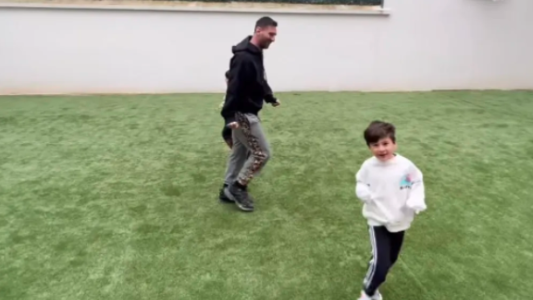 El video del picadito de Messi con sus hijos en el patio de su casa de París: el reclamo de Antonela Roccuzzo