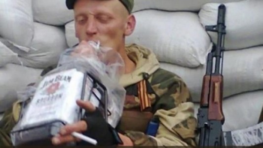 Civiles ucranianos le dieron comida y bebida envenenada a soldados rusos: 2 muertos y 28 enfermos graves