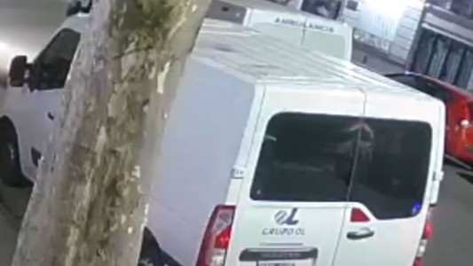 Video: un ambulanciero robó los espejos y las tazas de una camioneta estacionada en Boedo