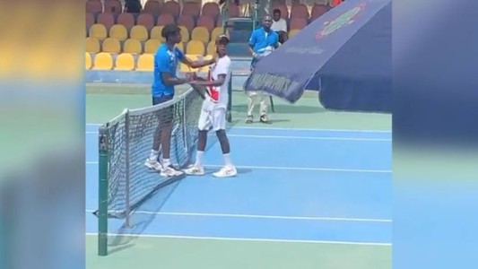 Cacheteó a su rival en un torneo de tenis y todo terminó en una gran batalla campal