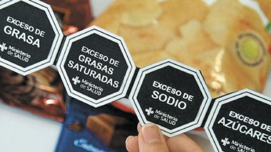Lanzan calculadora pública para saber qué alimentos tendrán sellos negros de advertencia