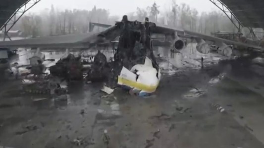 Guerra en Ucrania: así quedó el aeropuerto en el que se guardaba el avión más grande del mundo