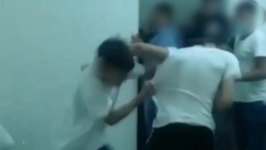 Video: alumnos a las trompadas en escuela secundaria de Rosario