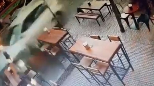 Video: perdió el control del auto y se llevó por delante las mesas de un bar de Palermo