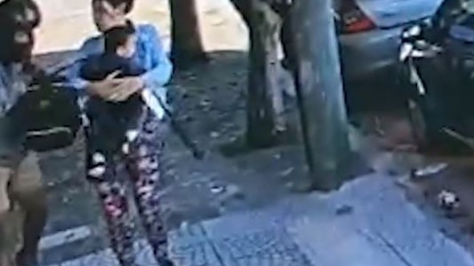 Motochorros asaltaron y amenazaron con un arma a una mujer con su bebé en brazos - #REC