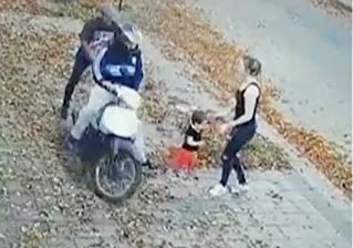 Video: Una mamá jugaba con su hijo en la vereda y la asaltaron