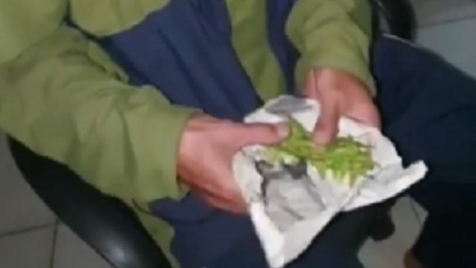 Video: fue a la comisaría a denunciar que compró droga ilegal y lo estafaron