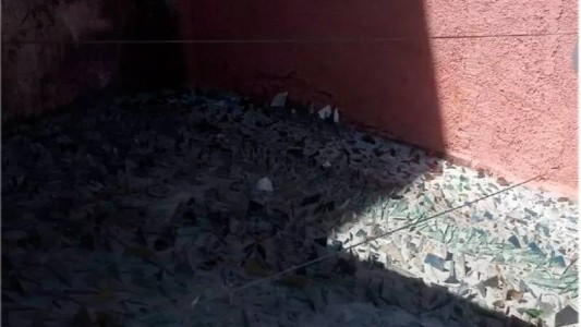 Puso vidrios en su vereda para alejar a las personas sin techo de la puerta de su casa