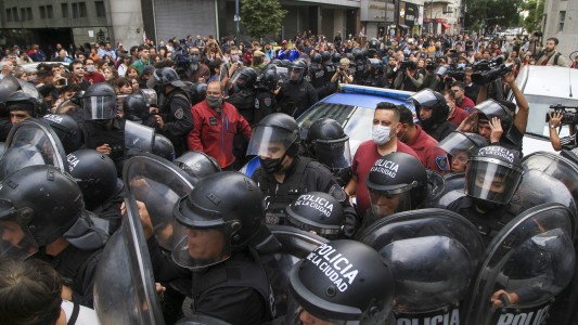 Protesta frente al INCAA: trabajadores del cine chocaron con la policía y hubo detenidos