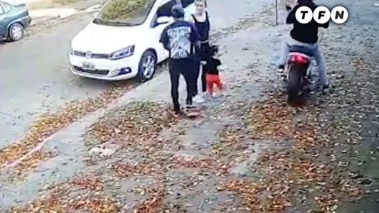 Motochorros le robaron a una mamá que jugaba con su hijo en la vereda - #REC