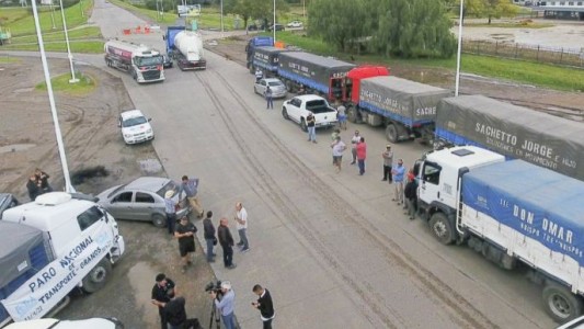 Continúan en paro los transportistas de granos en reclamo de un aumento en las tarifas de carga