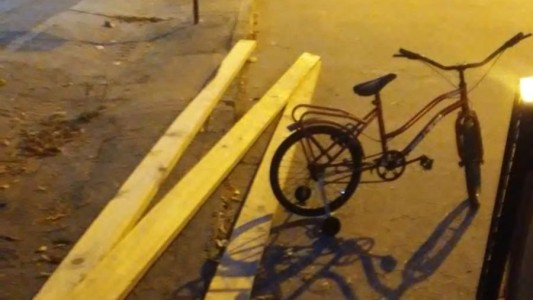 Robó una bicicleta y tres maderas y le dieron una paliza que lo dejó en estado crítico: detuvieron a los agresores