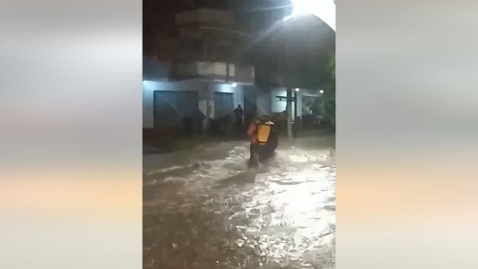 Un tucumano cobró para ayudar a cruzar la calle: "Al principio era a voluntad, después $100 por persona y $150 por moto"