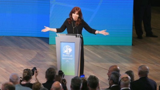 Cristina Kirchner: "Que te pongan una banda y te den el bastón no significa que te den el poder"