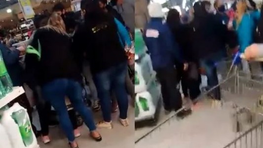 Video: a las trompadas en un supermercado por una oferta de huevos de Pascua