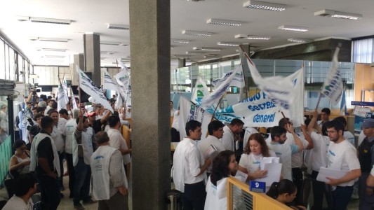 Bancarios reclaman un aumento salarial del 60% y amenazan con medidas de fuerza