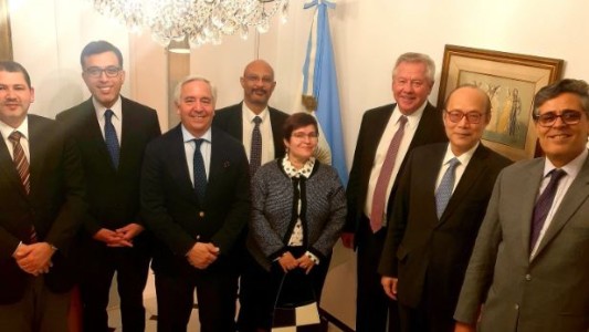 “Mamá mía! ¡Qué junta!”: la crítica de Ucrania al delegado argentino en la ONU que se tomó una foto con su par ruso