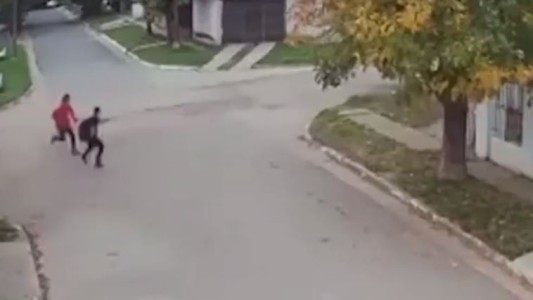 Le robó la mochila a un adolescente y le pateó la cabeza antes de irse - #REC