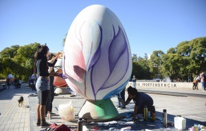Diez huevos de Pascua gigantes lucen en Mendoza instalados por la comunidad croata